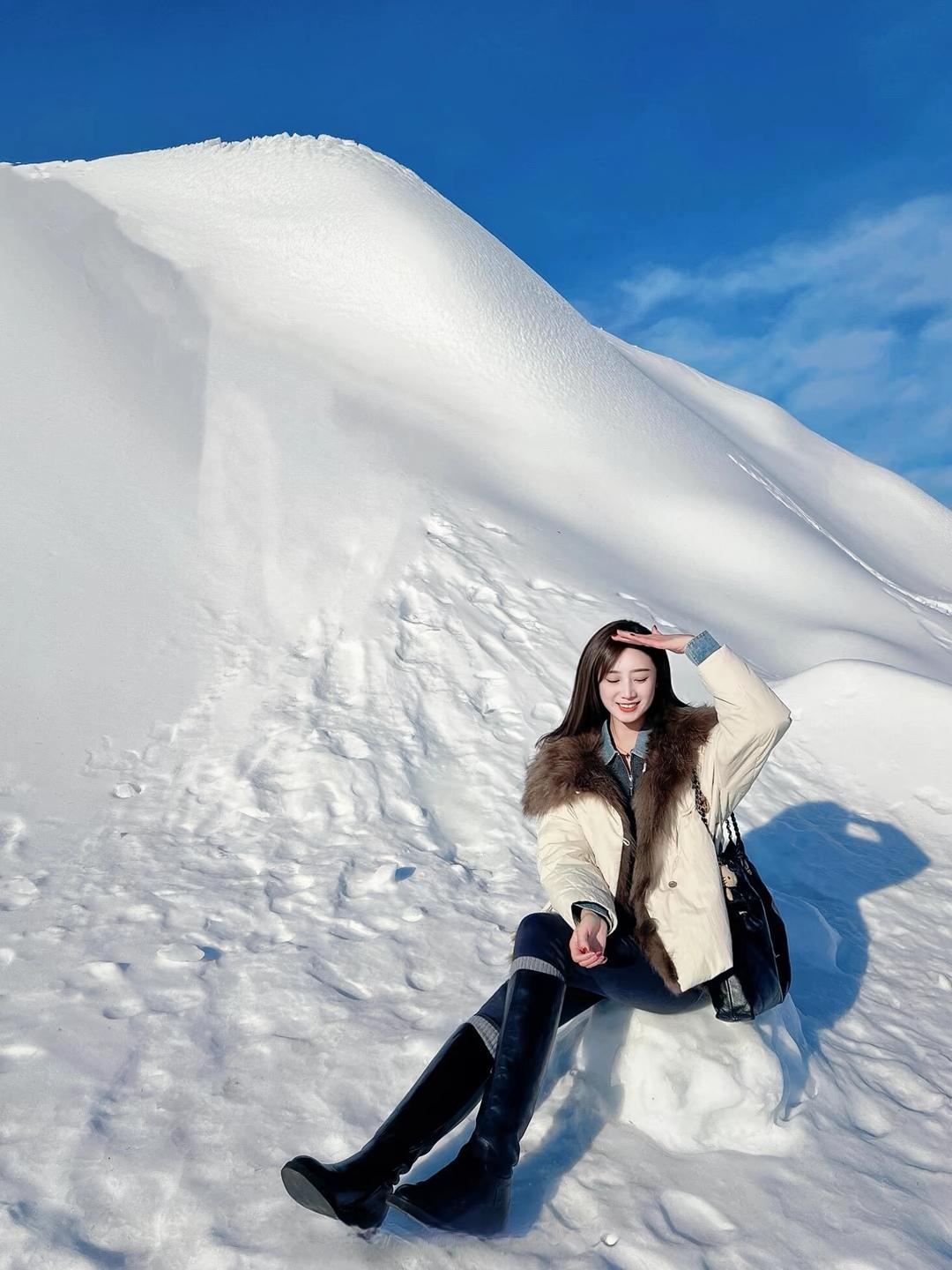 冬日雪景中的甜美自拍，温暖笑容与洁白雪地相映成趣。