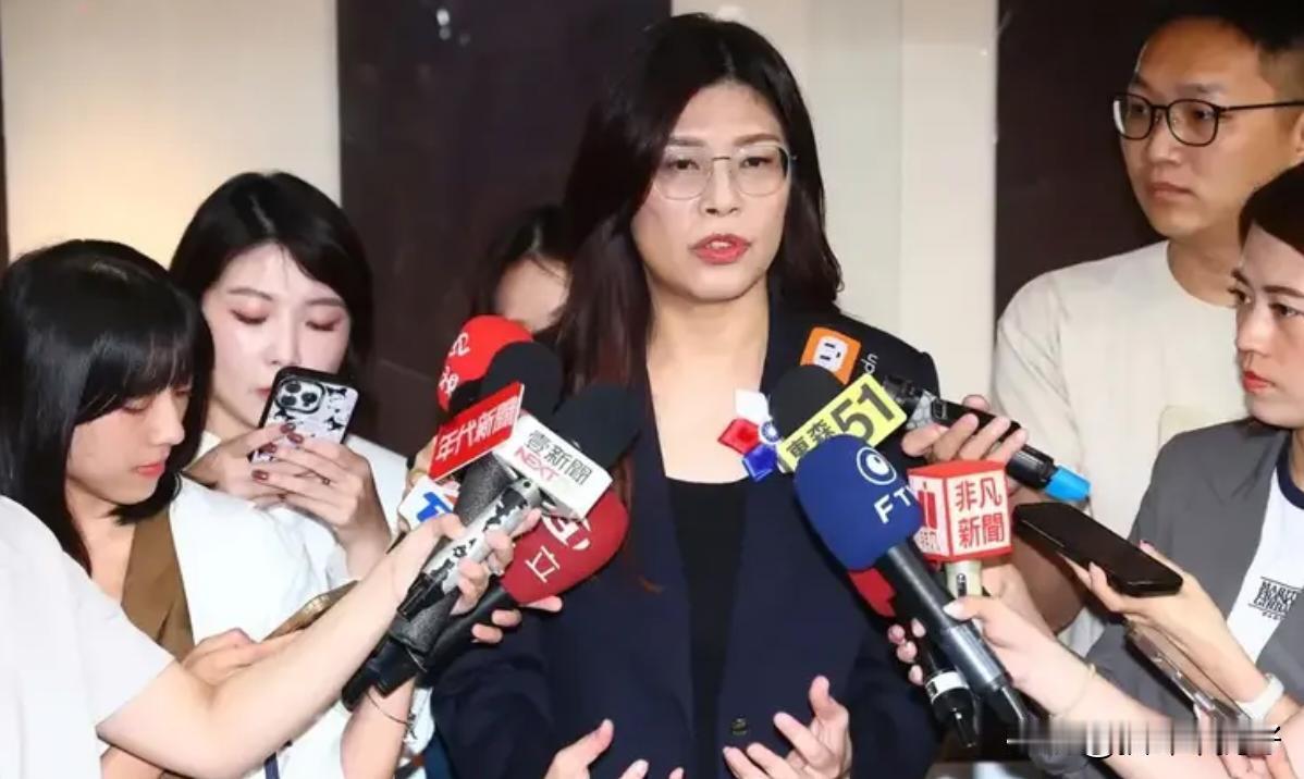 借机扭转颓势，郑丽文亲自承认今天不但见到了柯文哲和黄国昌而且还已开启接洽在自