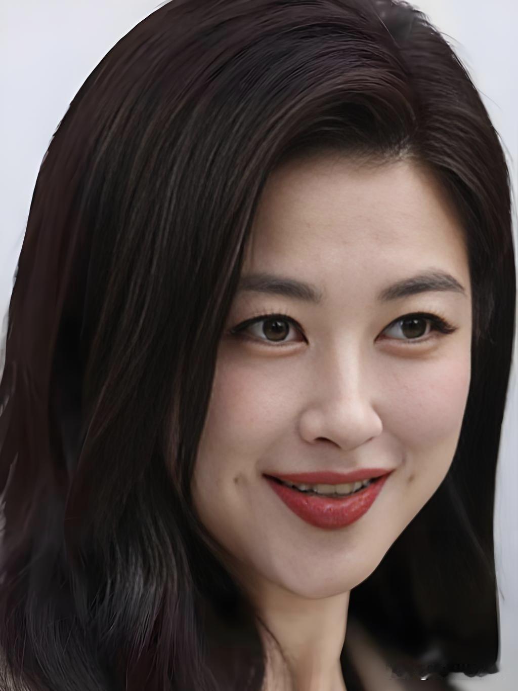 朱珠，东方玫瑰盛放全球。从《精英律师》到国际舞台，她以独特东方韵味征服世界，一抹