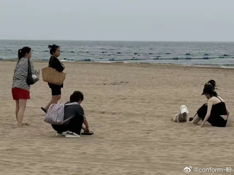 陈伟霆真疼何穗出来带个娃配了三个保姆怪不得她生完娃身材和没生时一个样...