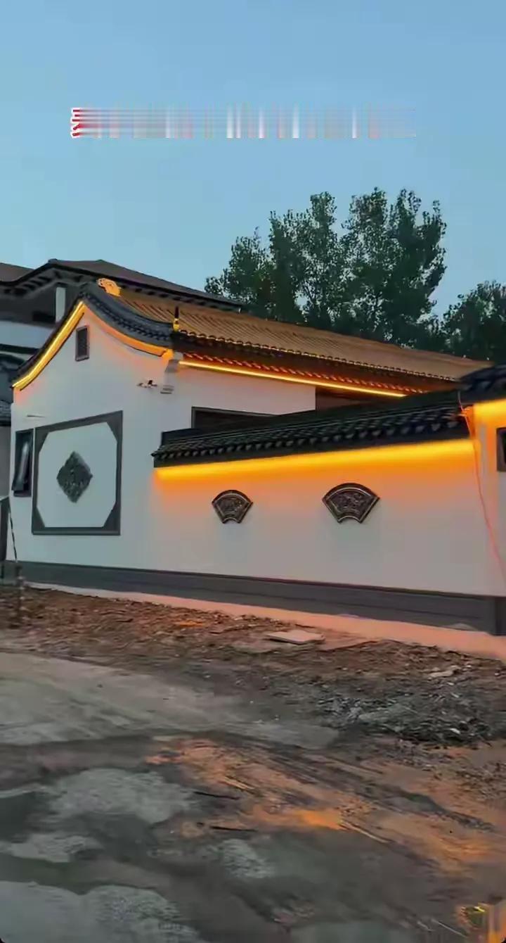 麦小登的新房子盖好了，精致气派，还用心地做了灯带，夜幕降临时分，暖光一开，能温柔