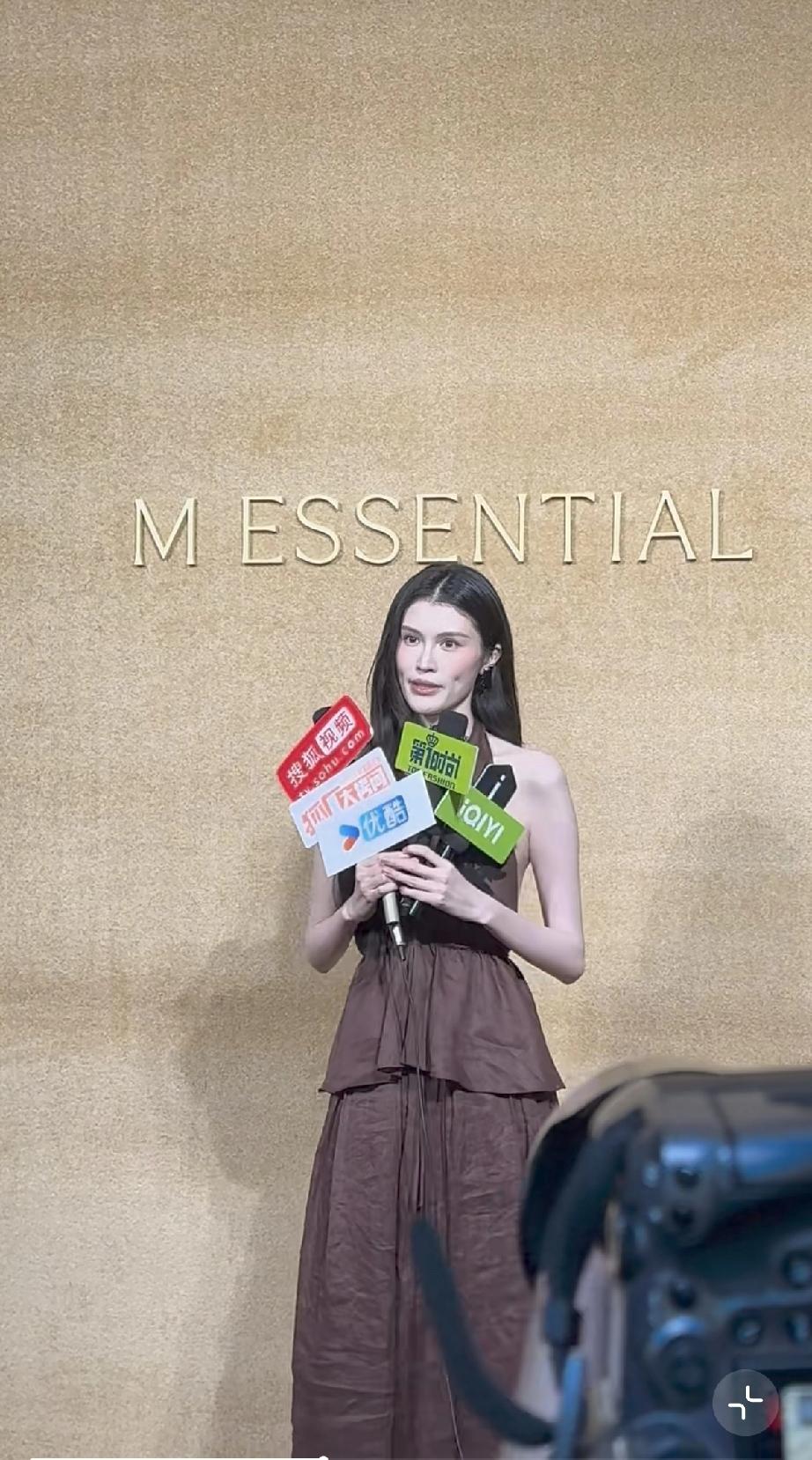 4月28日，何穗参加马凯夏季秀场，脸老了10岁，目光也有点呆滞了，脸盘子越来越大