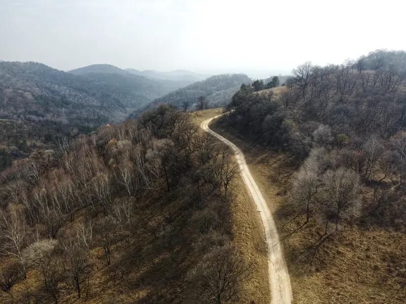 秦始皇修的“秦直道”，堪称古代版的高速公路。它全长700公里、宽60米，比让欧洲