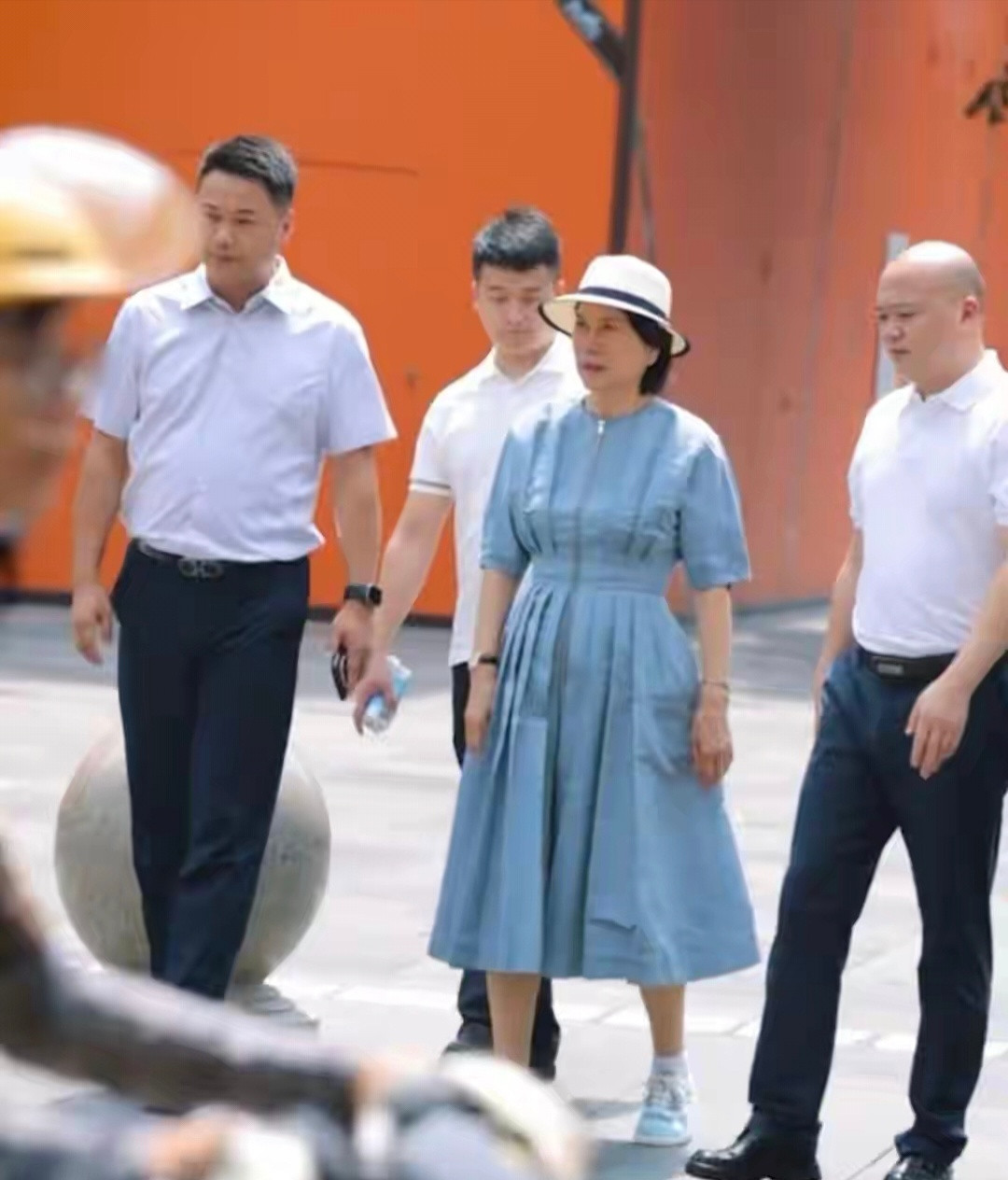 董明珠现身成都，连衣裙小白帽打扮洋气,72岁依旧优雅知性，活成人生大女主