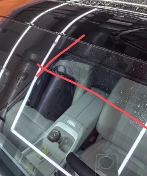 汽车使用一段时间以后，前挡风玻璃非常容易出现油膜，当时也听了很多网友的建议，在网