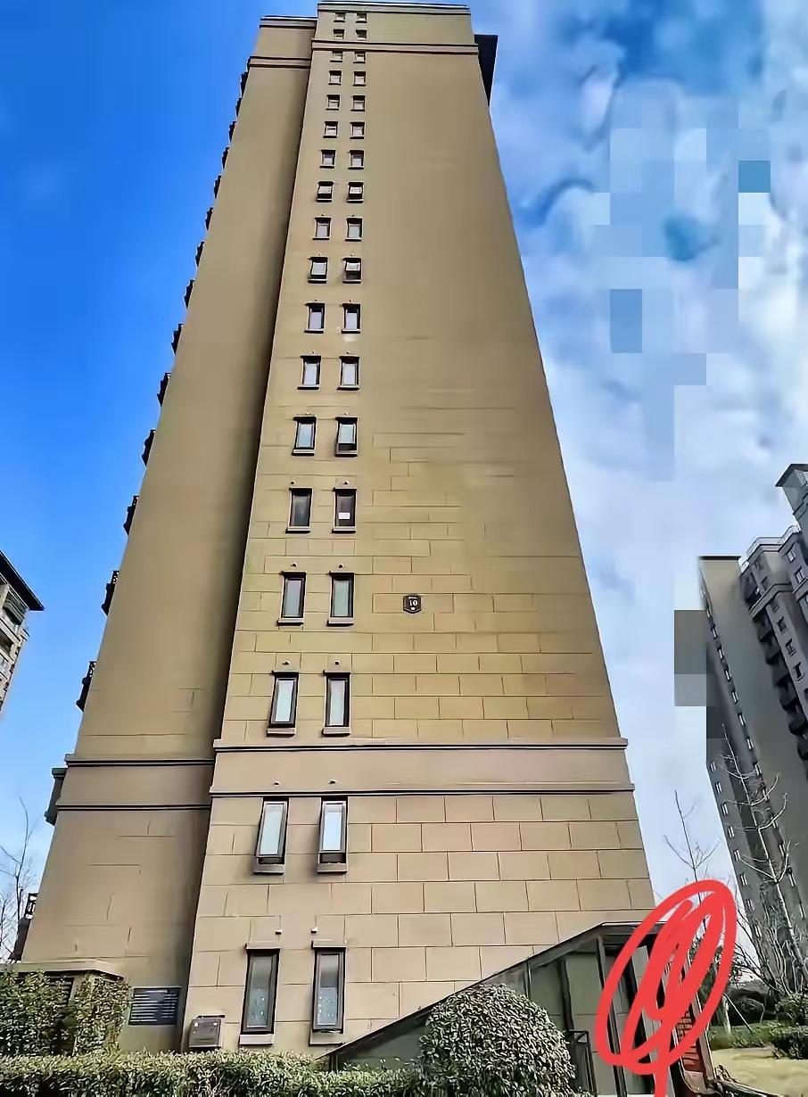 那个翻出学校围墙的孩子被找回来时，校服裤子上全是泥。他是因为连续三次没交数学