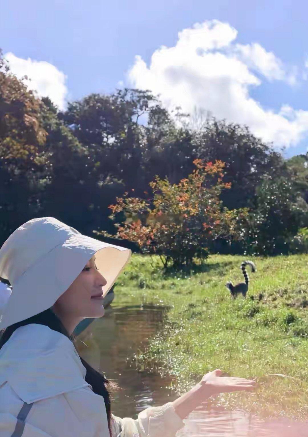 李沁分享综艺旅行美照，穿白色外套戴着墨镜，脸好小好精致！​​​