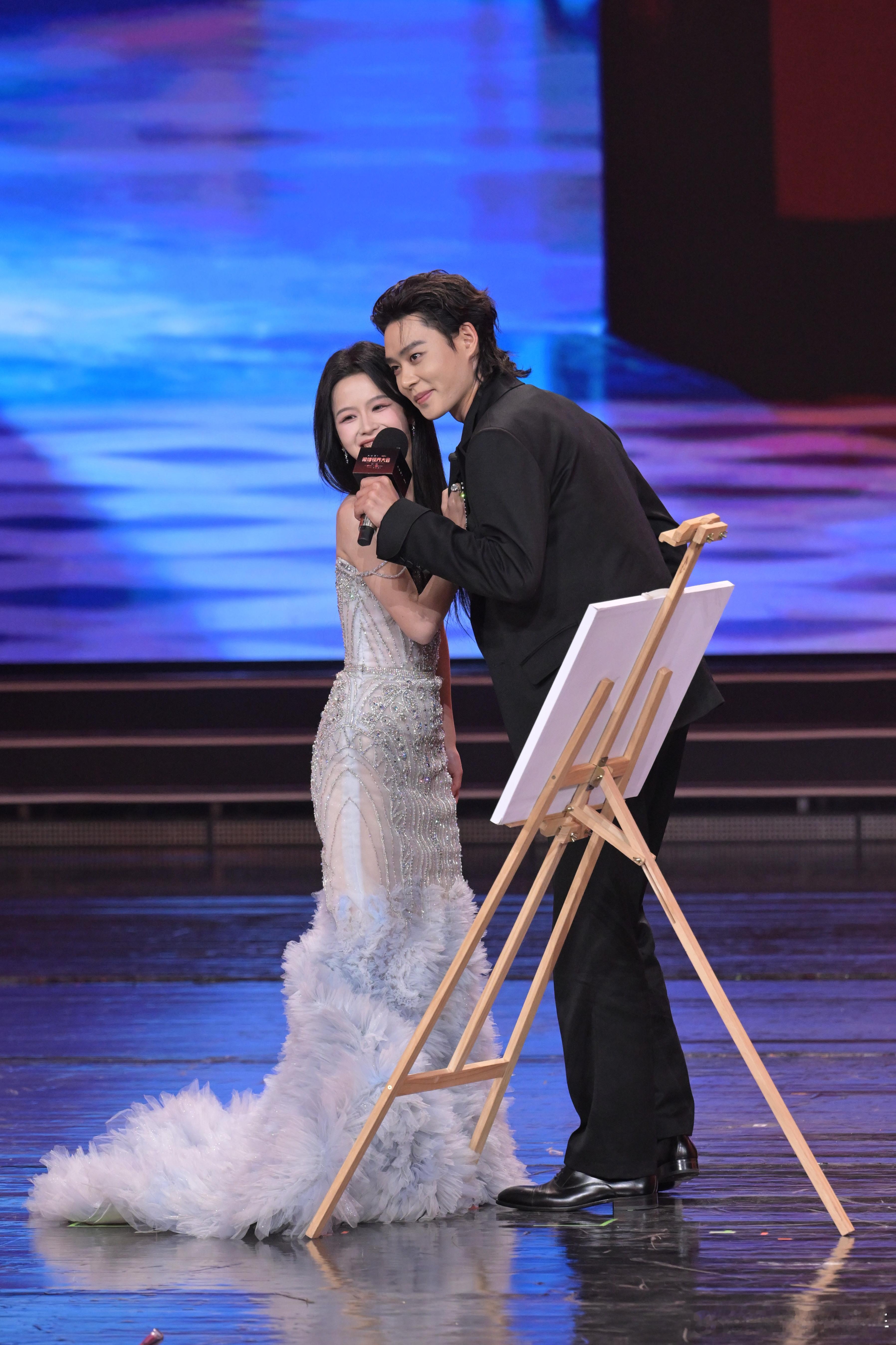 短剧演员贴脸给内娱一些震撼所有内娱演员CP都给我向短剧演员看齐，一对视就开始媚，