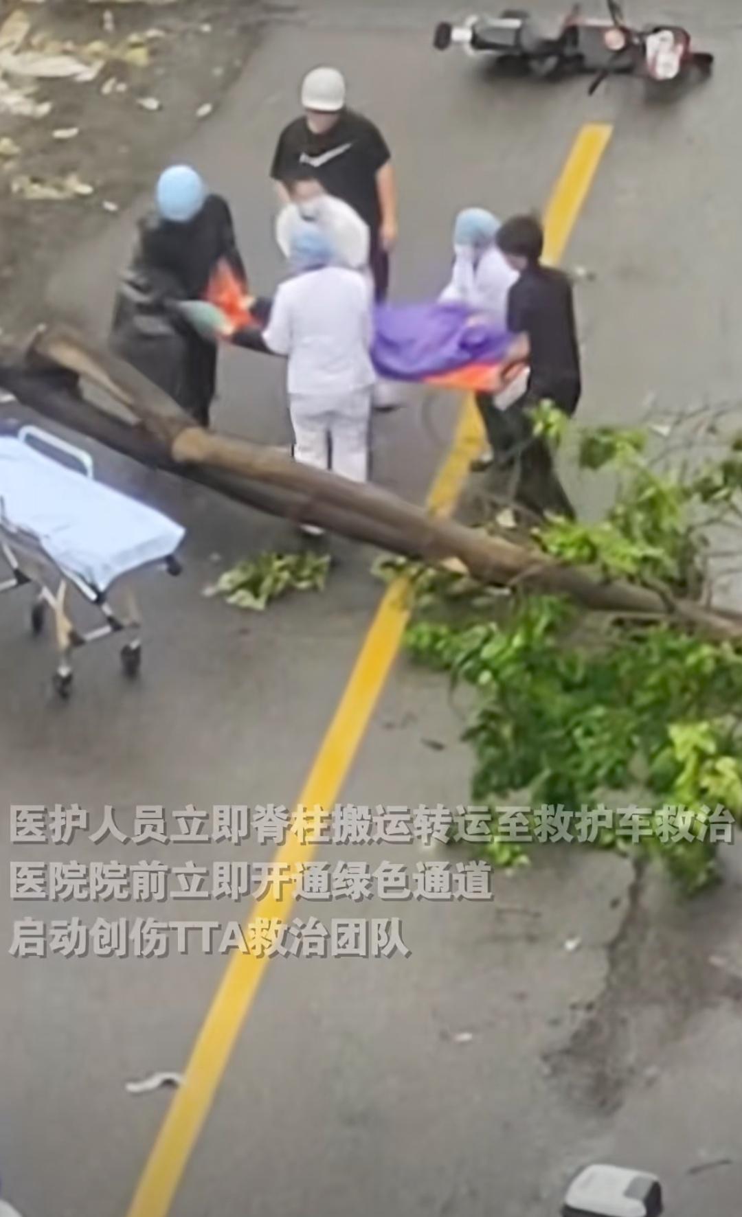 东莞首例台风受伤者！9月24日早上，东莞塘厦大岭古街文化新村门口有一名行人被