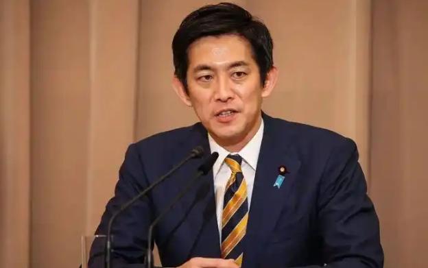 高市刚凉，两大狠角就抢班夺权，结局太讽刺。高市早苗还没下台，日本首相的接班大戏就