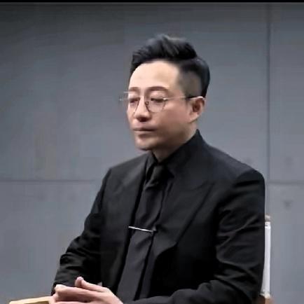 大家都在说小菲靠他妈，好像他啥也没干，他自己肯定不这么想，采访里说了好多，可能有