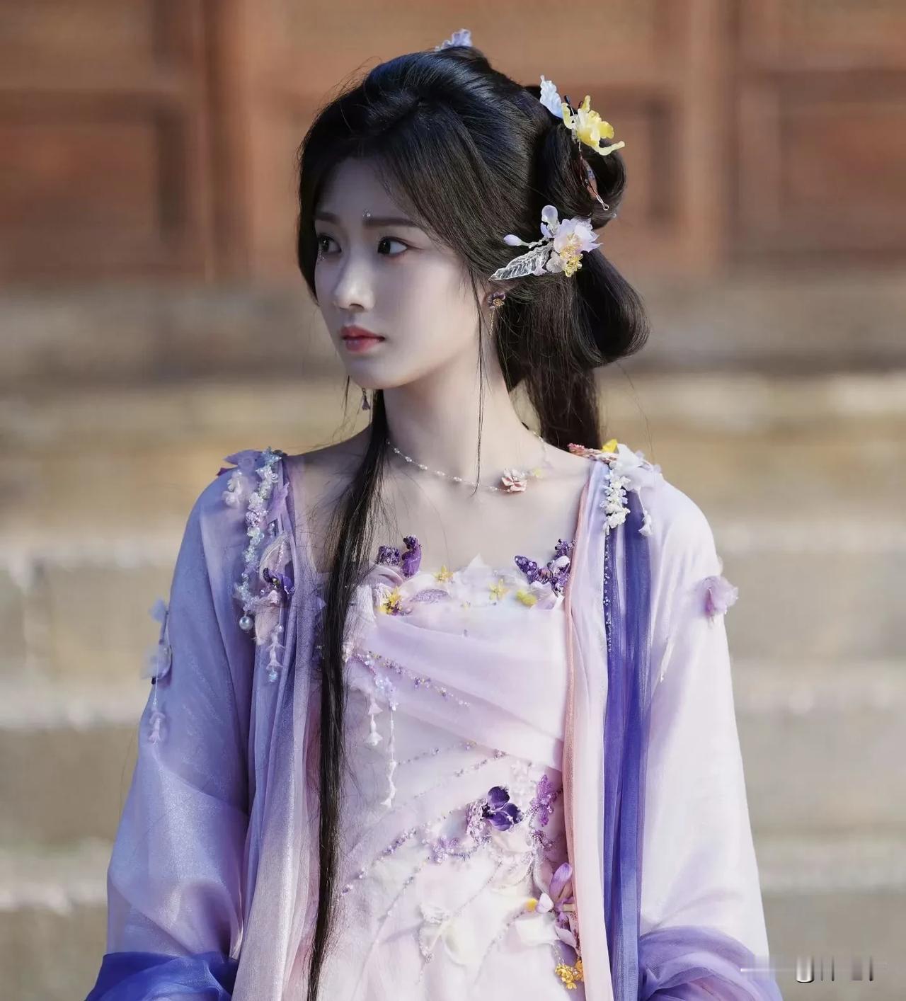 卢昱晓长的太素了，所以她既不适合太浓的妆，但当演员又要持续的挑战不同的妆造尤其