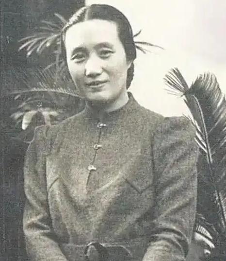 1942年，董竹君喜欢上了有家室的陈清泉。陈清泉的妻子对她讲，你明白拆散别人家庭