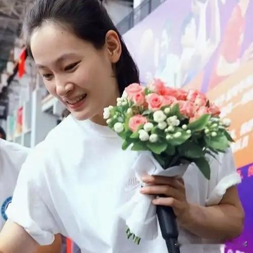 杨力维是杨舒予的姐姐，也是中国女篮前队长，比妹妹大七岁。外表温婉爱笑，性格却十分