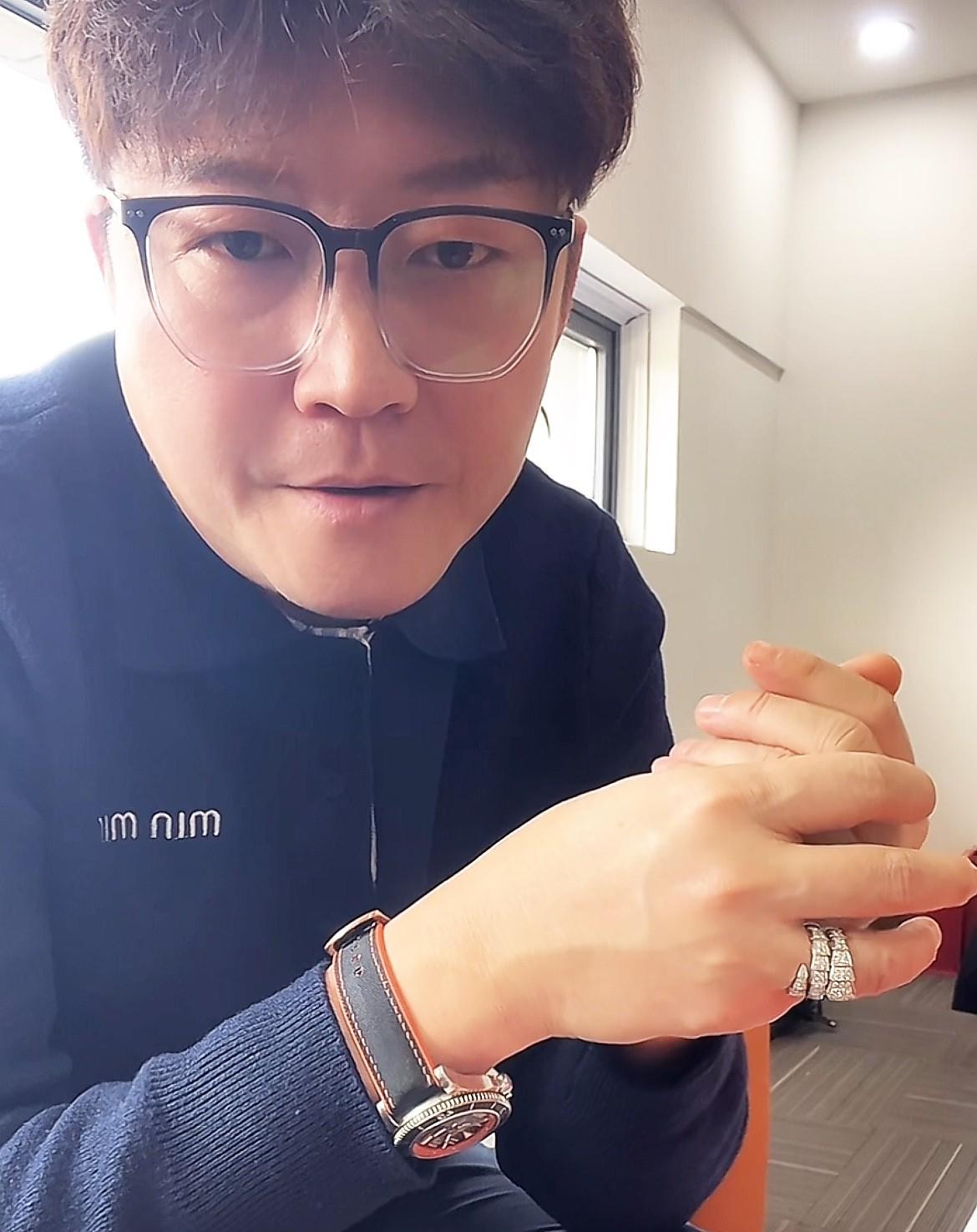 前国脚赵鹏直播时表示，不太清楚戴琳具体是怎么回事，但他觉得戴琳应该不缺钱啊，踢了