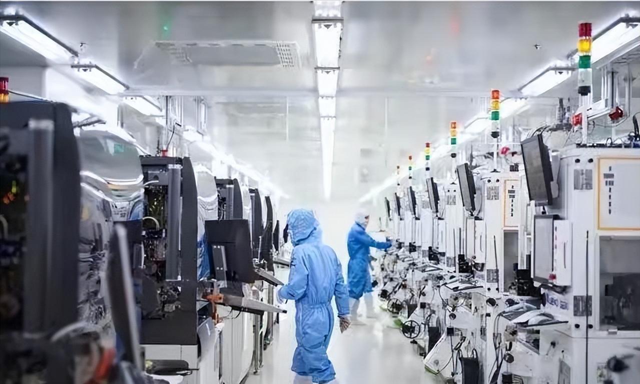 荷兰冻结中国闻泰科技投资了300多亿的半导体公司，要知道闻泰可是刚刚把所有旁枝业