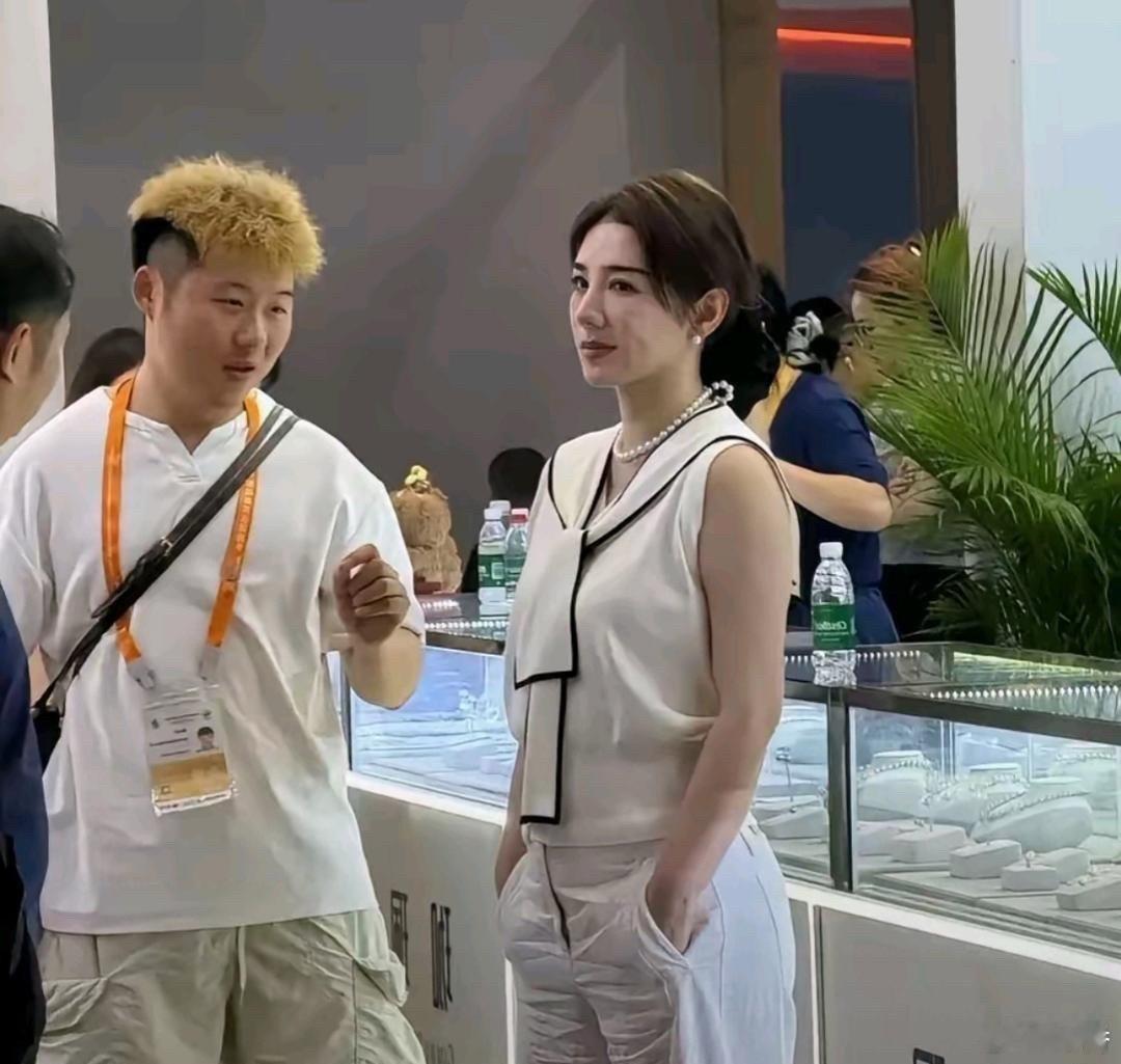 黄奕现在‏变化真‎‏的太‏大了‏，从女儿想当明星以后越长越刻薄了，‎跟以﻿﻿前完