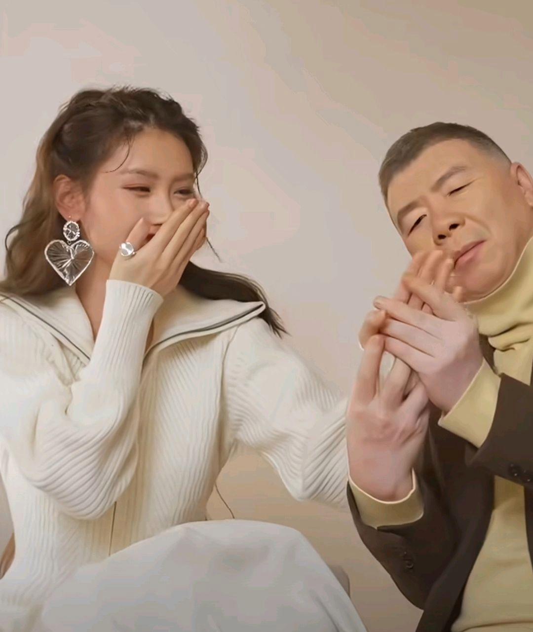 果真是只有懒女人没有丑女人。冯小刚的养女朵朵，颜值超普通，可她一化上妆、披肩