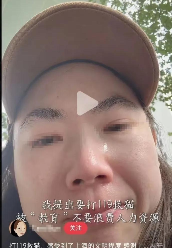 上海某小区，女子发现有只猫被困在8米高外墙通风井，于是她理所当然的拨通了119，