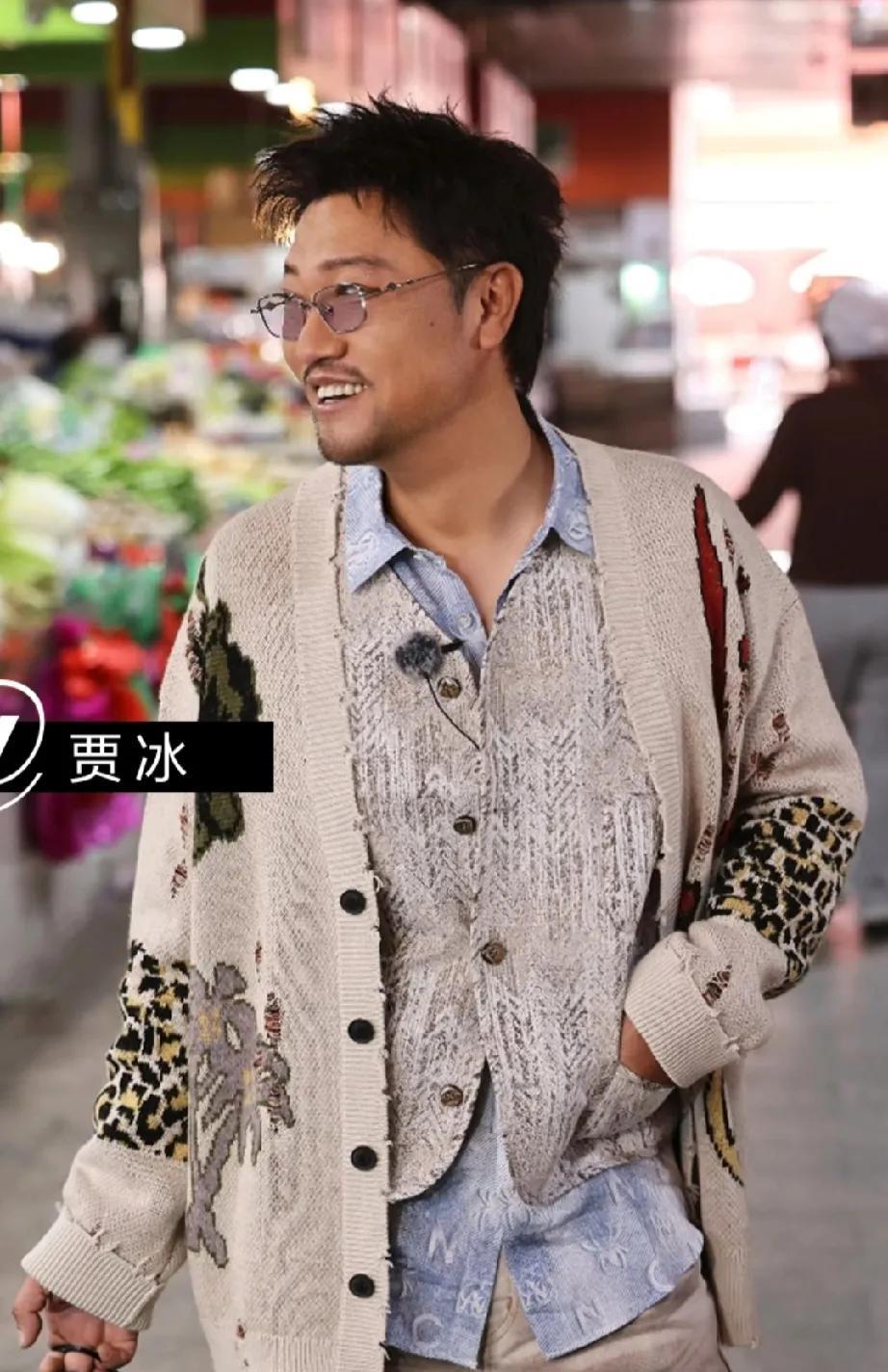 喜剧人这是要闹哪样？贾冰45天减重45斤，瘦的有点心疼，而且看着他的怼脸照，有