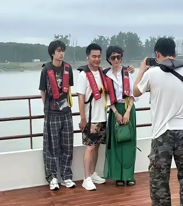 看看这一家的合影怎么感觉祁厅长的儿子像个外人啊！