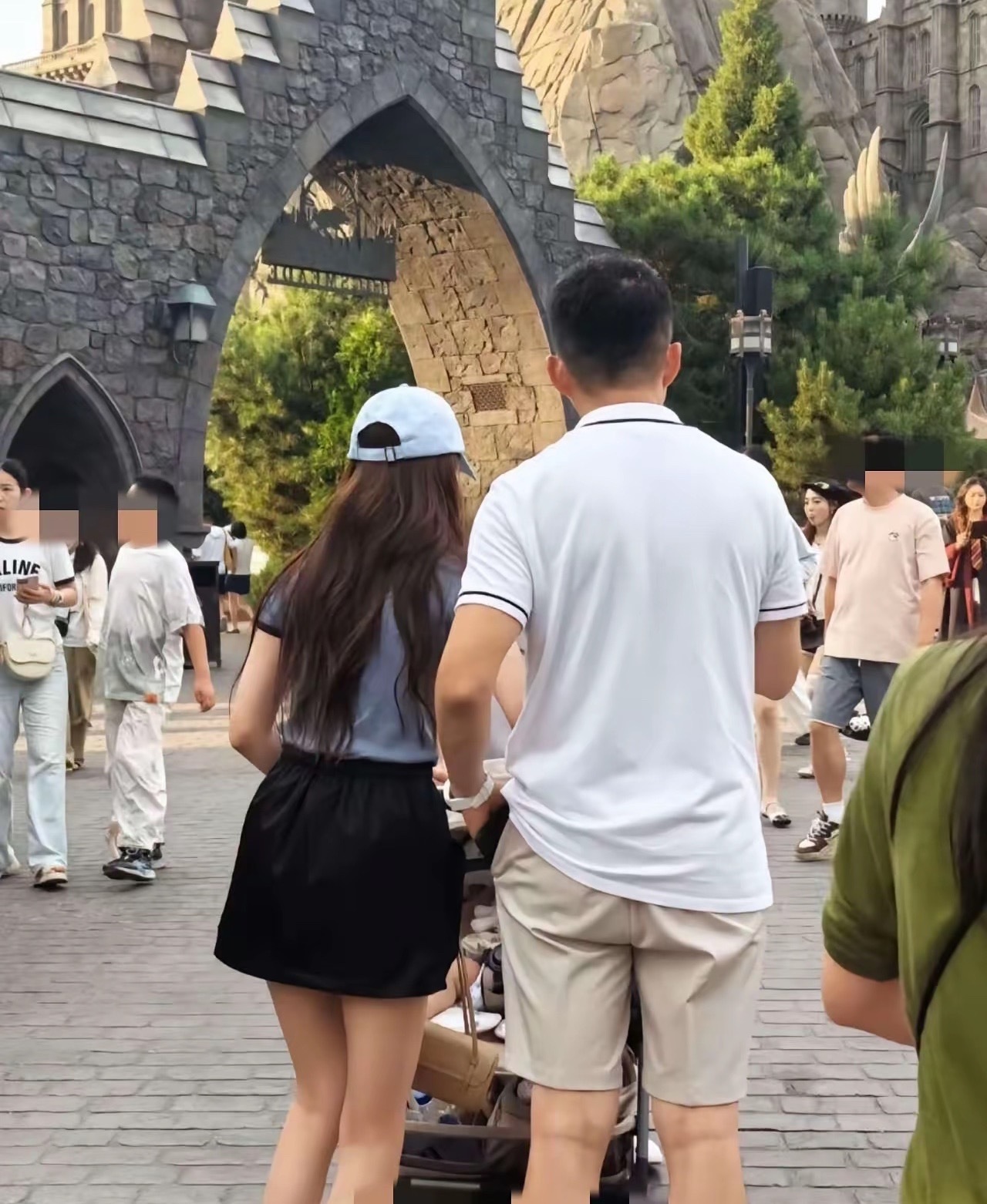 马筱梅两口子带玥儿姐弟来环球影城玩，小玥儿个头好高，头发剪短了一些，穿搭很舒适！