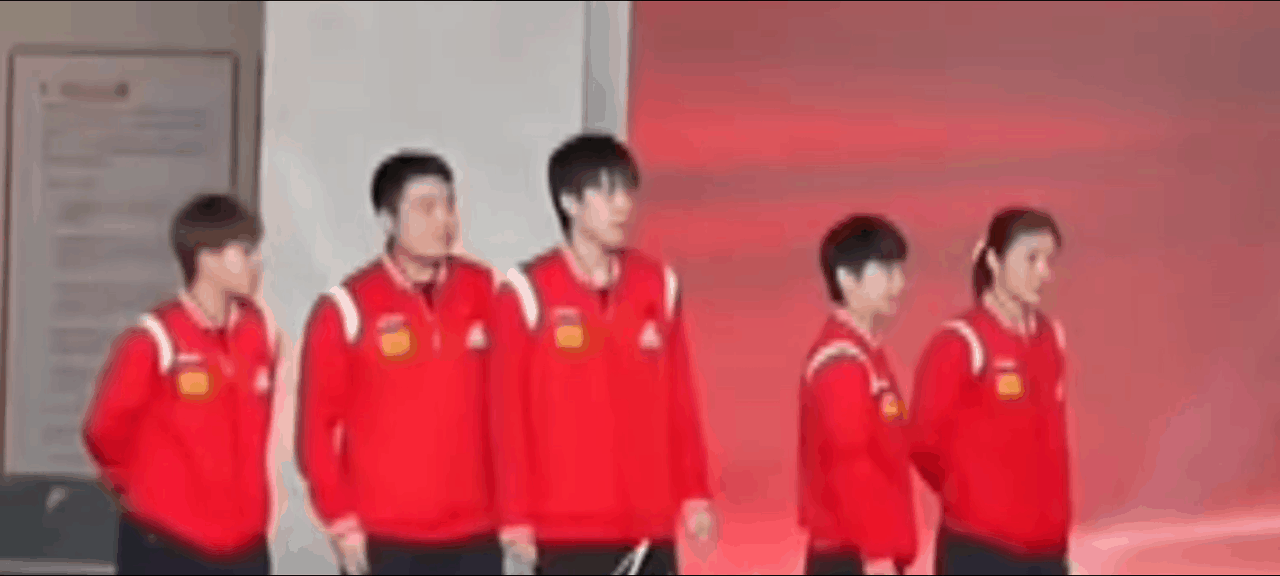 是碰到手了吗？王队，你这里不要太明显，你这往前晃呀晃，是贴呀贴是碰到小豆包的手