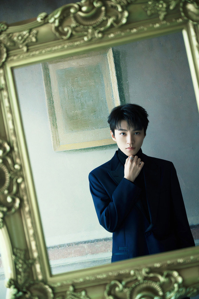 王俊凯黑高领内搭西装look，王俊凯南京DIOR活动生图状态，满分帅气的小凯，谁