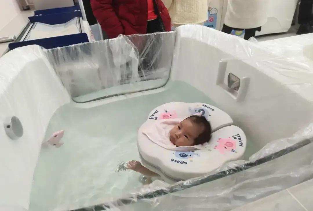 抖音上刷到个宝妈晒账单，坐月子自己才花五百，现在给一岁闺女一周就砸三千。育儿坊