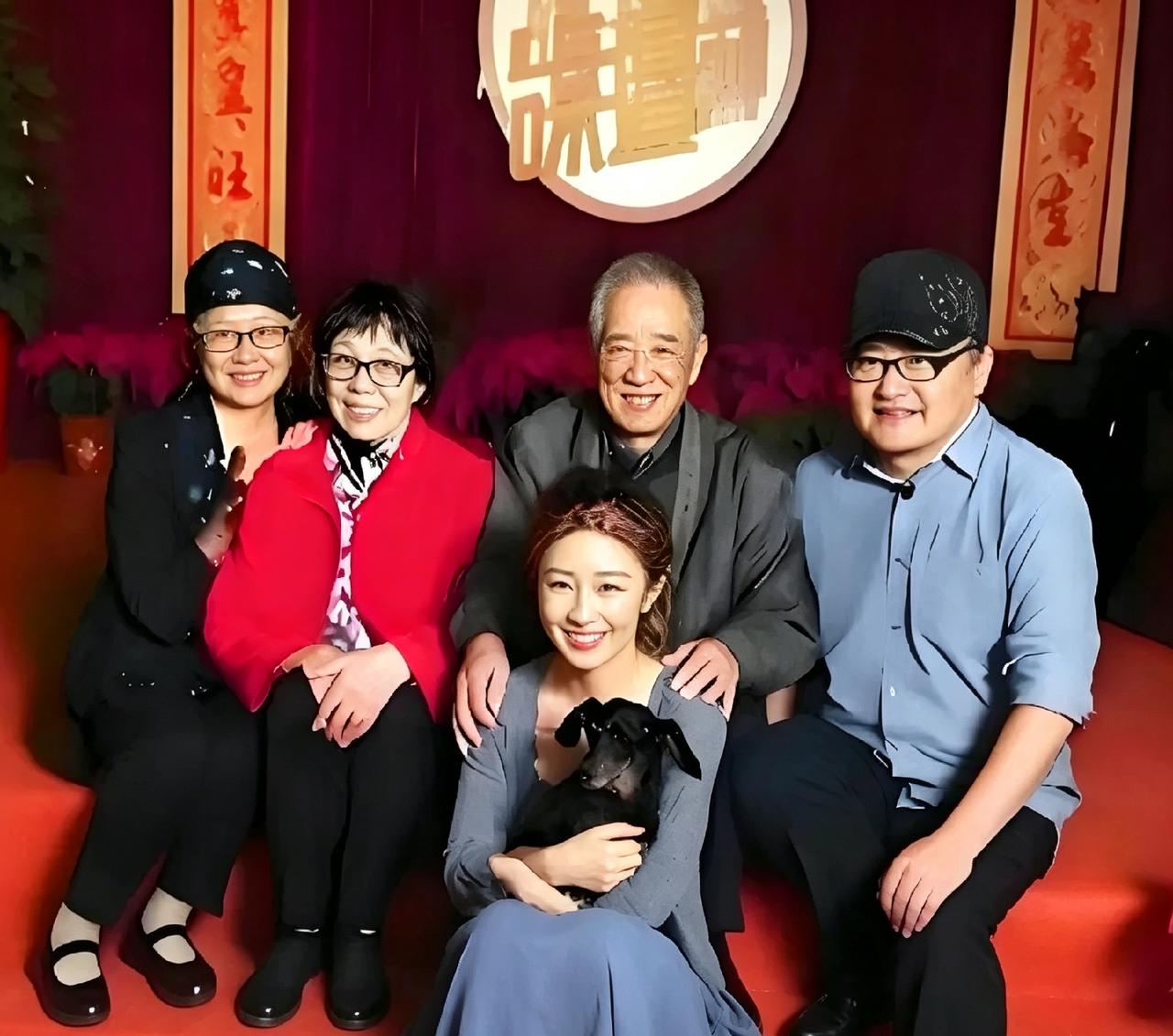 2017年刘欢带着一家人录节目，老婆闺女岳父岳母全在场。一家人整整齐齐笑得多开心