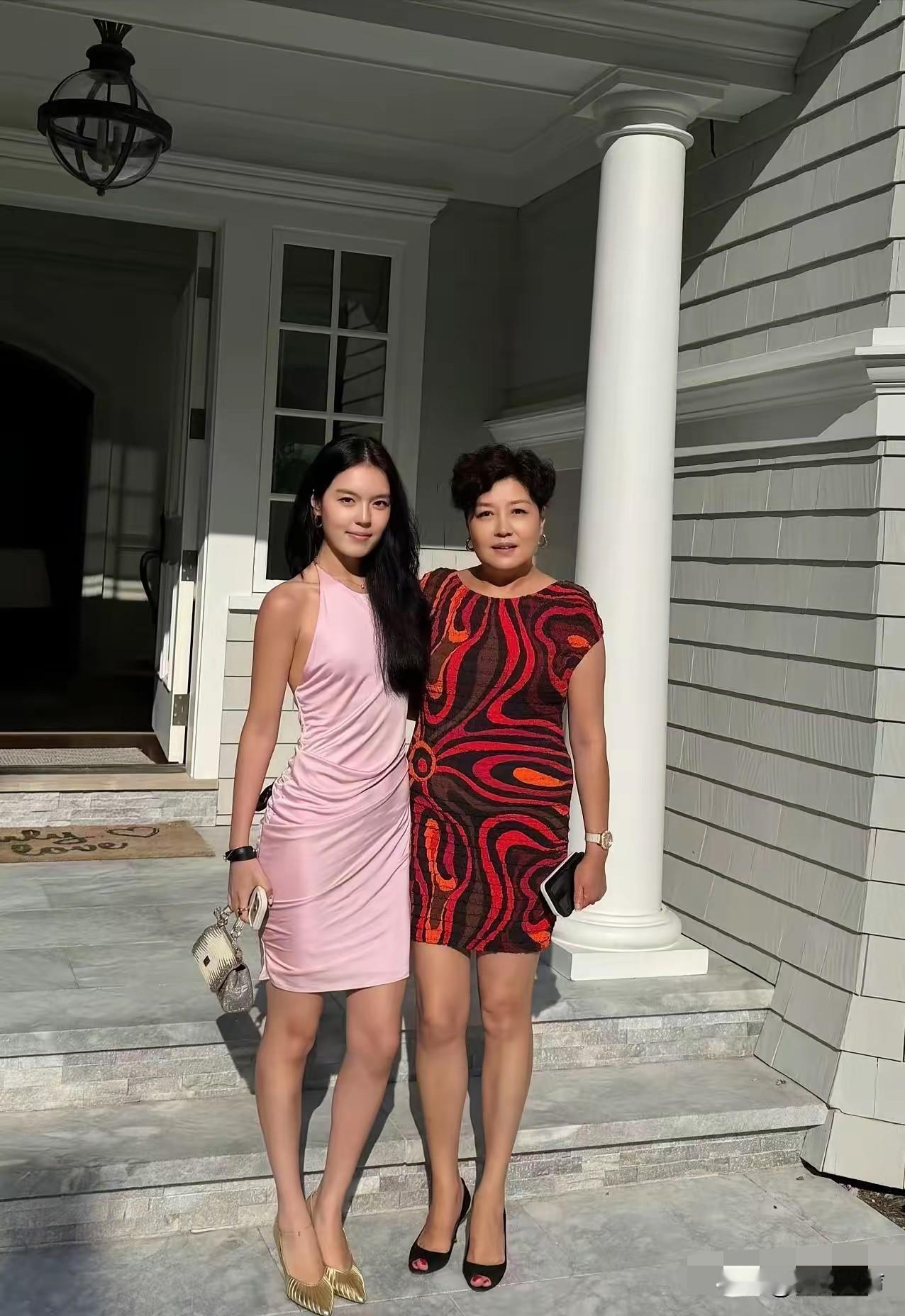 哈文法图麦母女俩美国合影！7月6日，哈文晒出与女儿法图麦的合影，两人身处美国，