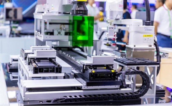 荷兰光刻机巨头ASML表示，现在在美国的技术封锁下，中企想获取EUV光刻机几乎不