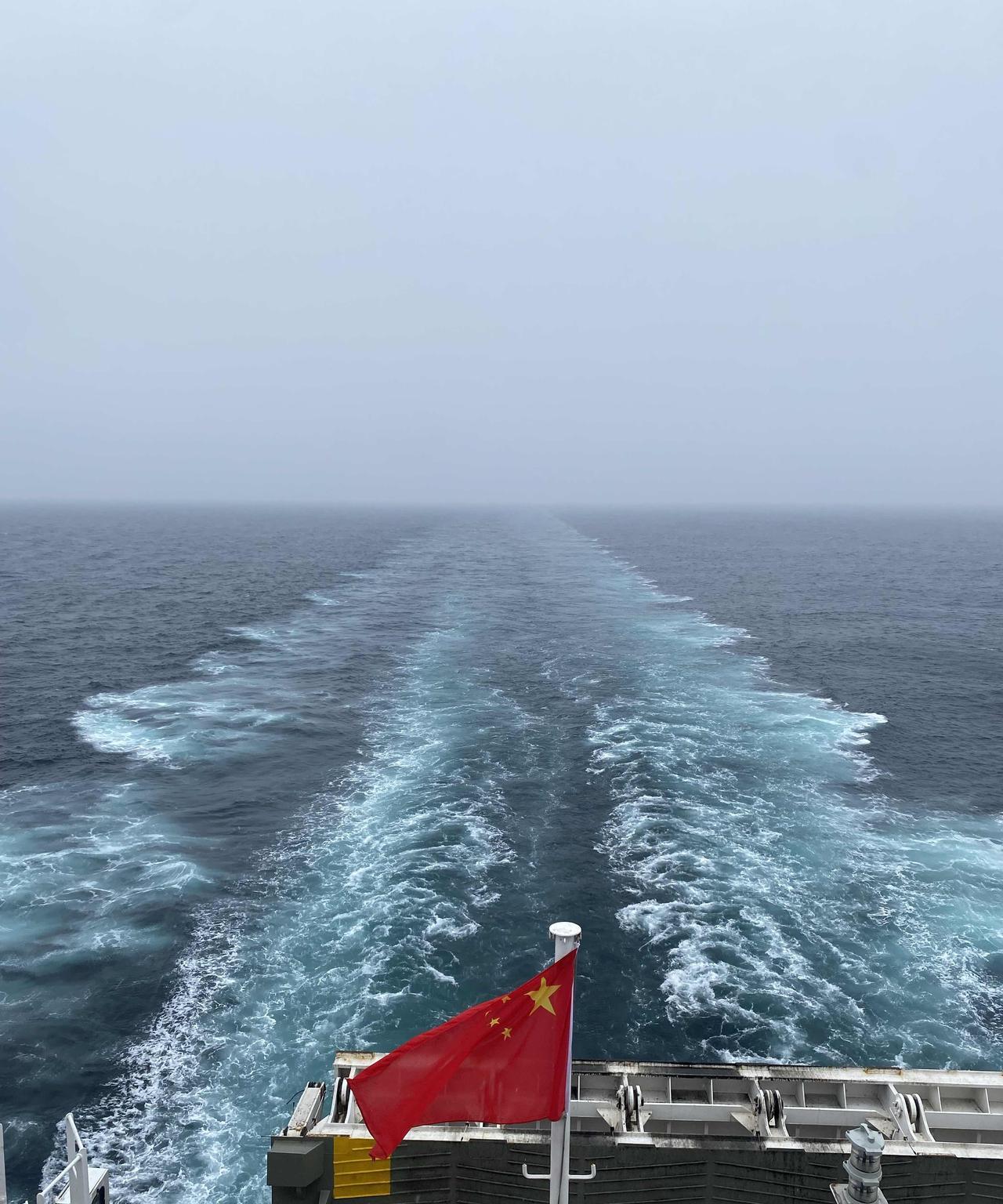 去年此时，在烟台坐游轮去大连，阴天，风是懒的，海也是静的。船开得稳，船驶过的海