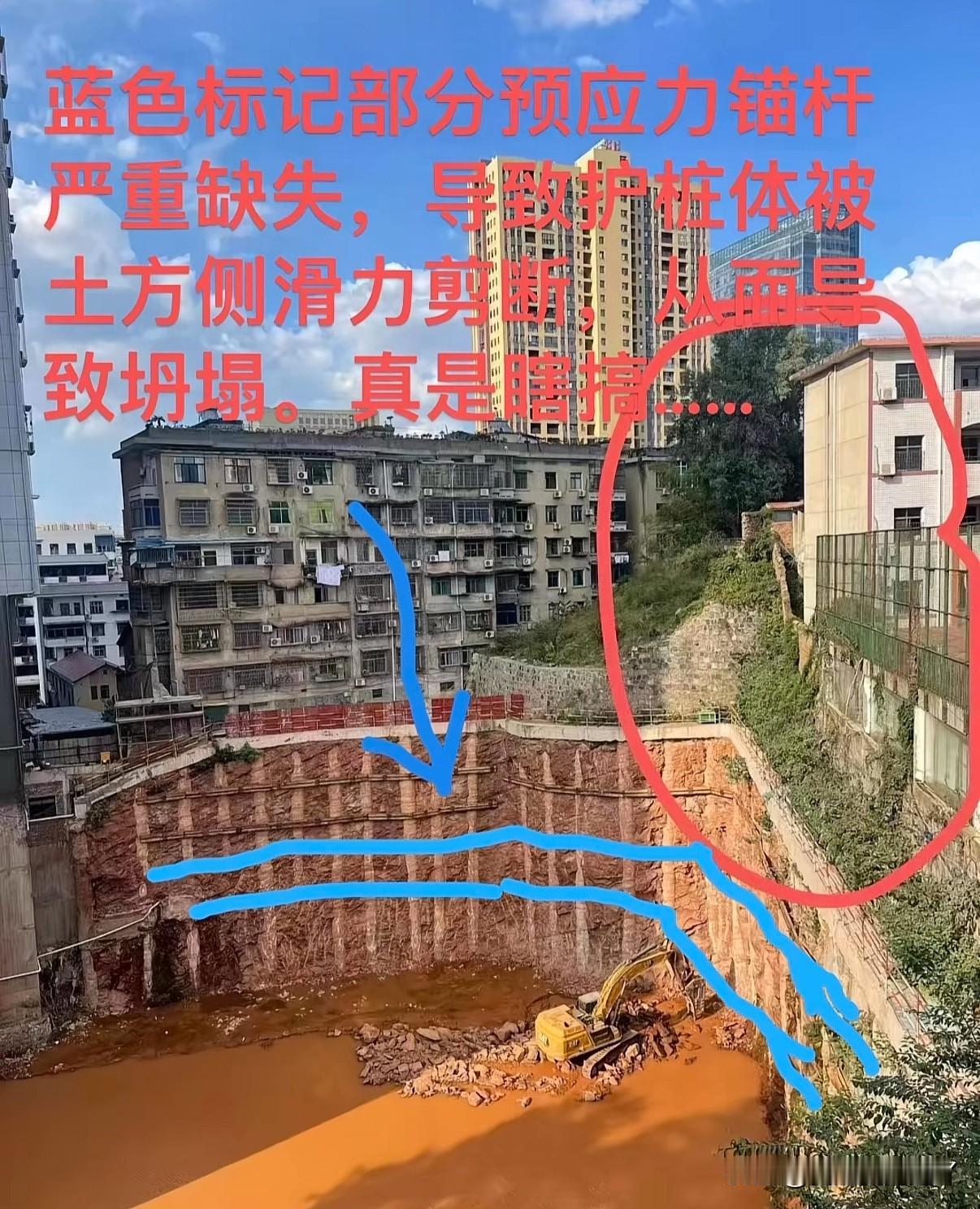 小学操场塌这么大的一个坑，还好是周末又是半夜没有学生在校算是不幸中的万幸。不过周