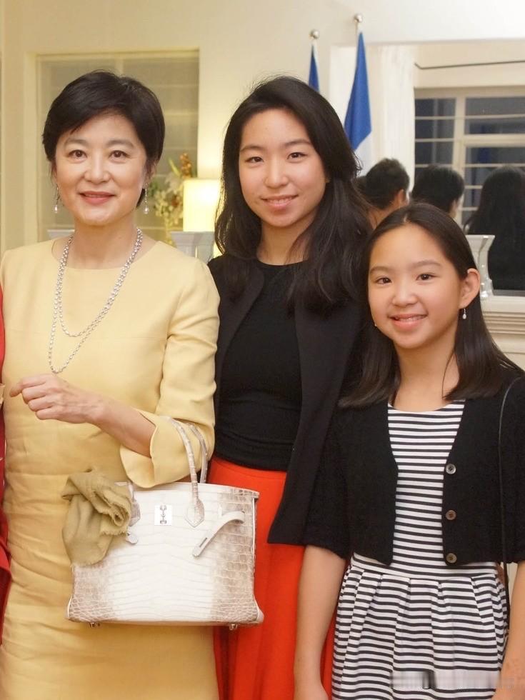胡因梦的女儿，林青霞的女儿都没有遗传她们的绝世容颜。洪晃也没有遗传外婆“康克令西