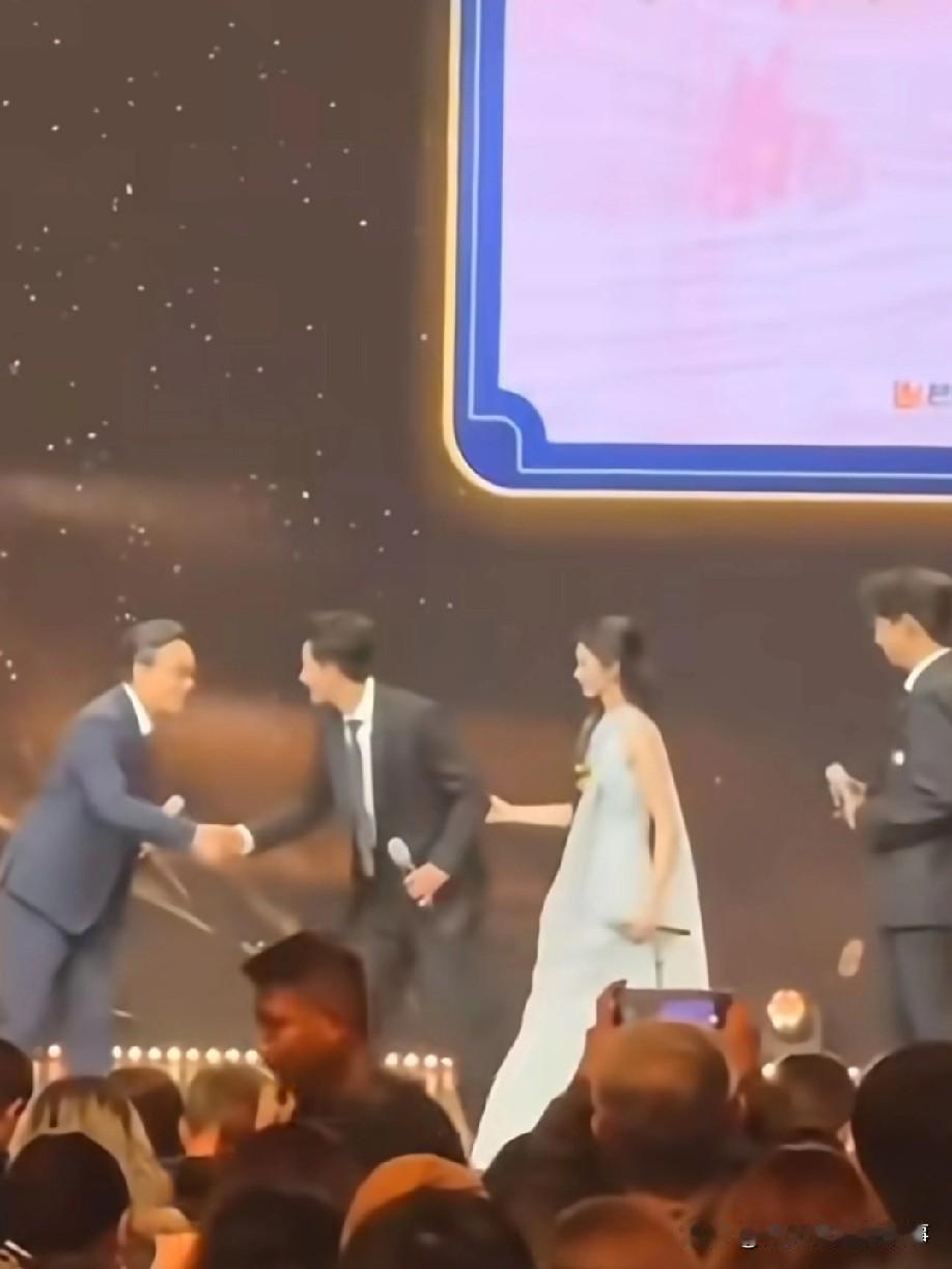 黄轩挽刘浩存和汪涵握手的画面，直接把活动变婚礼现场！自然挽手满是老夫老妻的