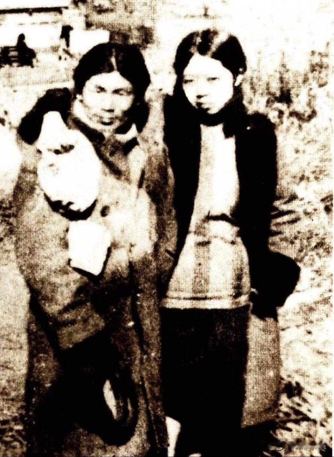 上世纪三十年代，作家萧红(右）和萧军(左）在哈尔滨道里公园。当时，他们先住在俄国