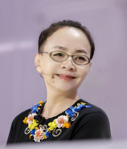那年，18岁的宋丹丹与同学袁钢擦肩而过，宋丹丹突然脚下一滑，差点儿跌倒，幸亏袁钢