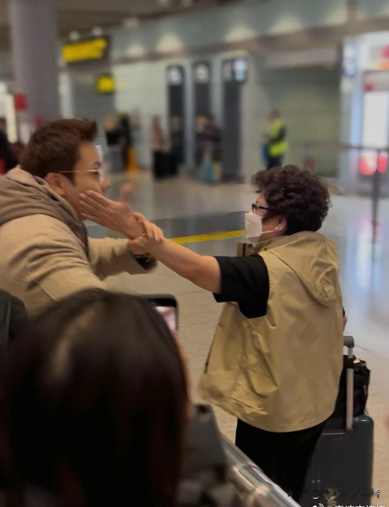 陈伟霆家真的很有爱，都做了爸爸的人还有妈妈接机，还宠溺的摸着脸。何穗有这样的婆