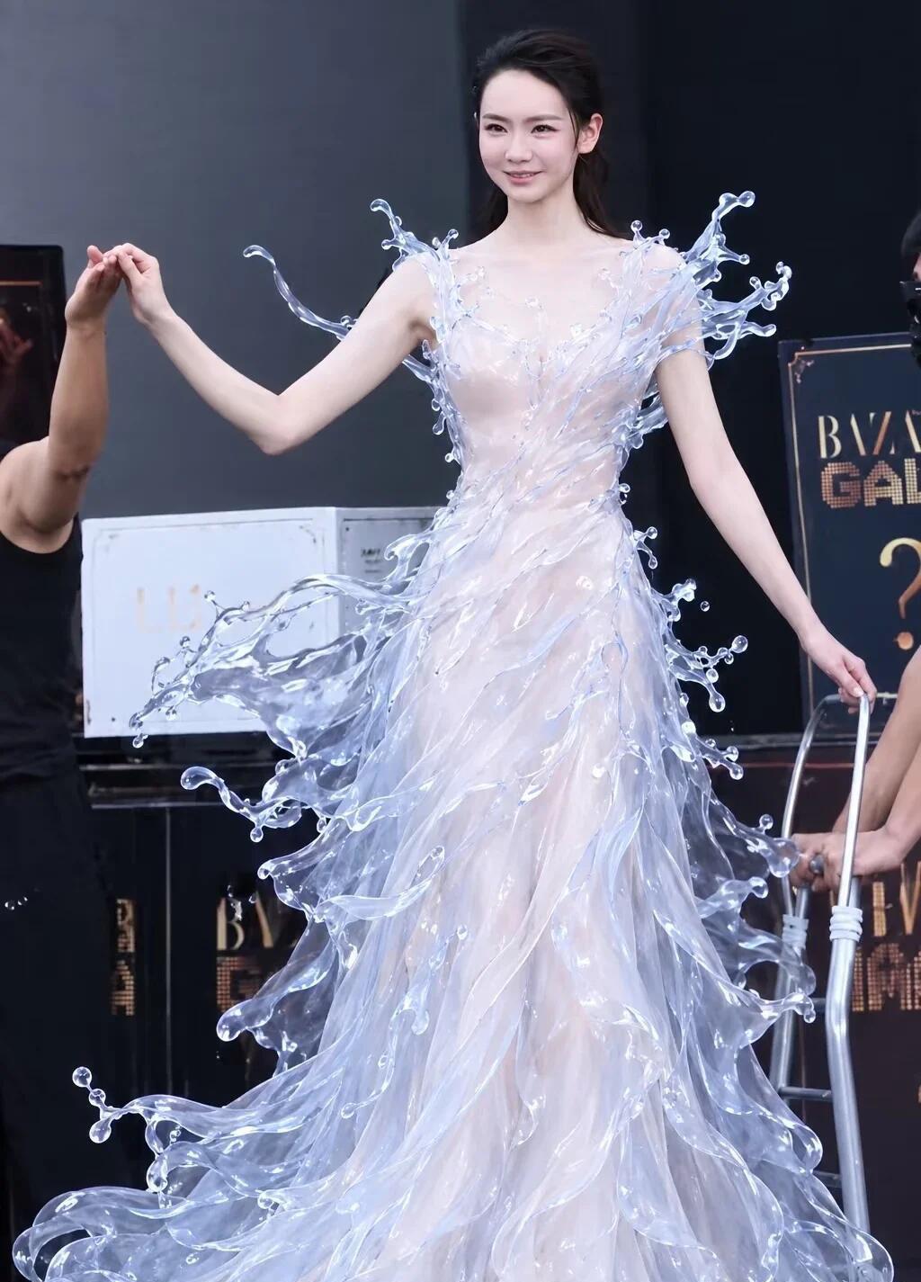 戚薇没穿裙子，她把一泼水穿成了铠甲。又见长款3D裙，跟短款对比，哪款更胜一筹呢