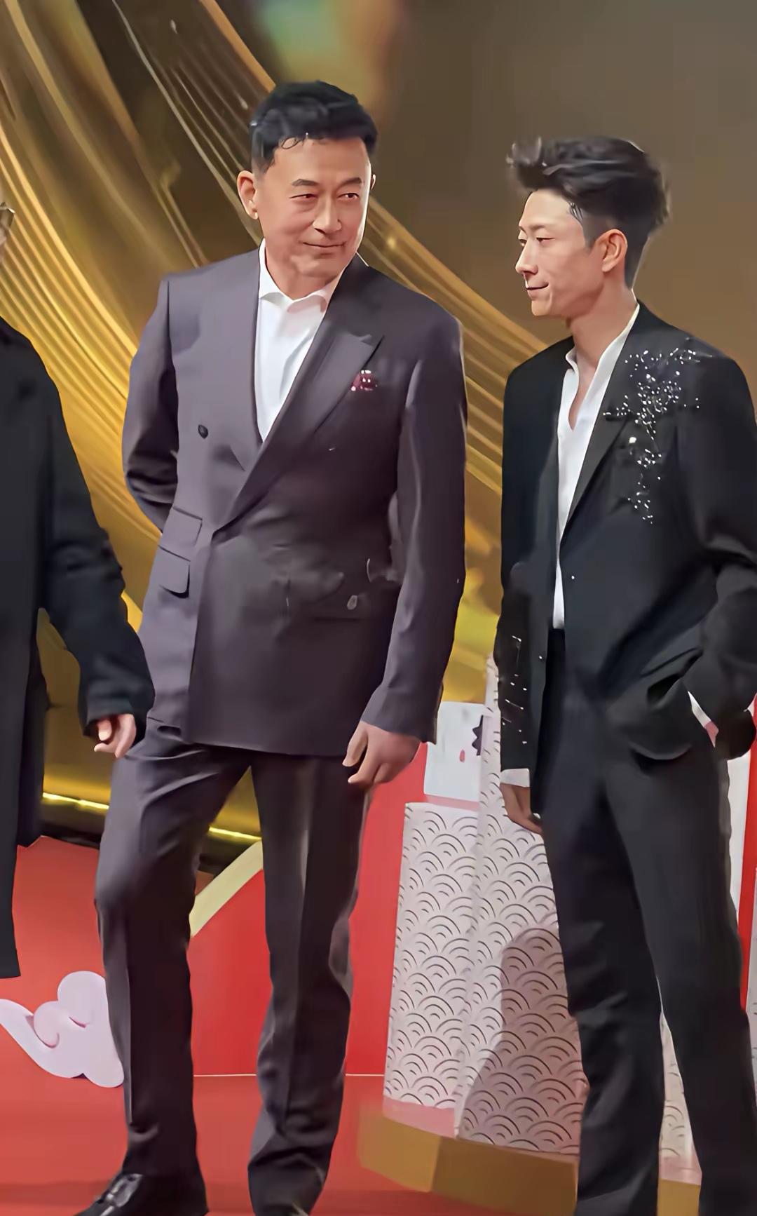 张一山和王志飞同框，一个精瘦，一个微胖，气质差得有点明显。有人说张一山不好