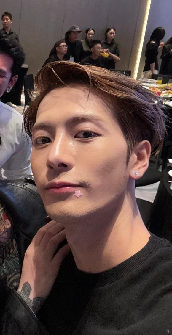 我在想要是王嘉尔鼻子高度分我一点的话🤔