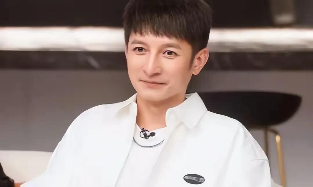 照片中这两个男人竟然是同一个人，年轻的时候和现在相比，差别实在是太大了。年轻的