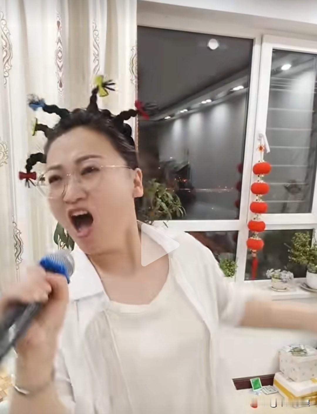 主人唱歌五音不全嗓音还唱得那么高难听死了，狗狗听了对着她狂叫。