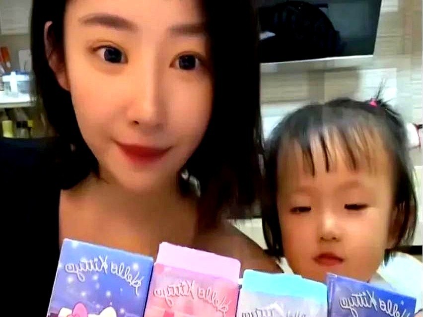 王思聪前女友黄一鸣，也就是王思聪私生子她妈，直播又开始炮轰王思聪，说王当初只扔下