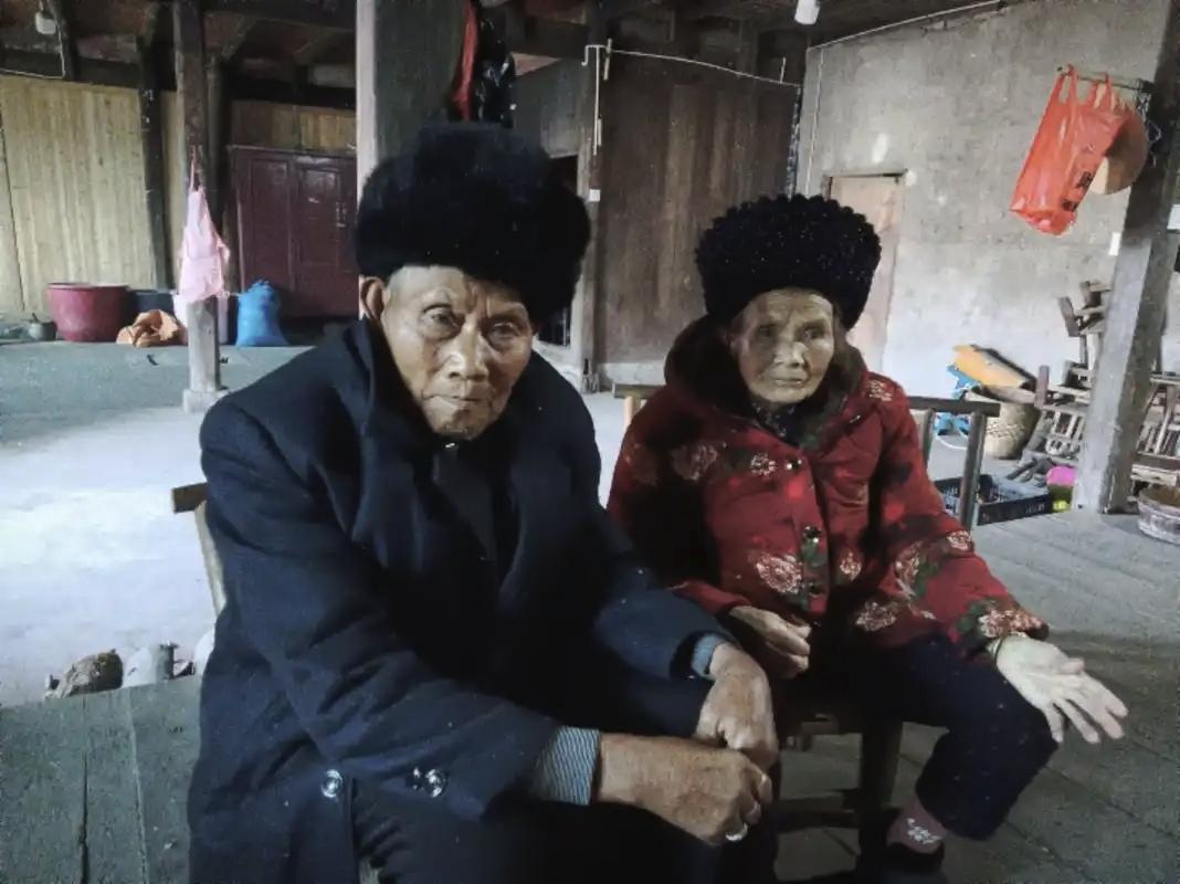 泪奔，96岁的妹妹去看98岁的哥哥，哥哥拉住妹妹的手说：走，回屋哥给你说点事，妹