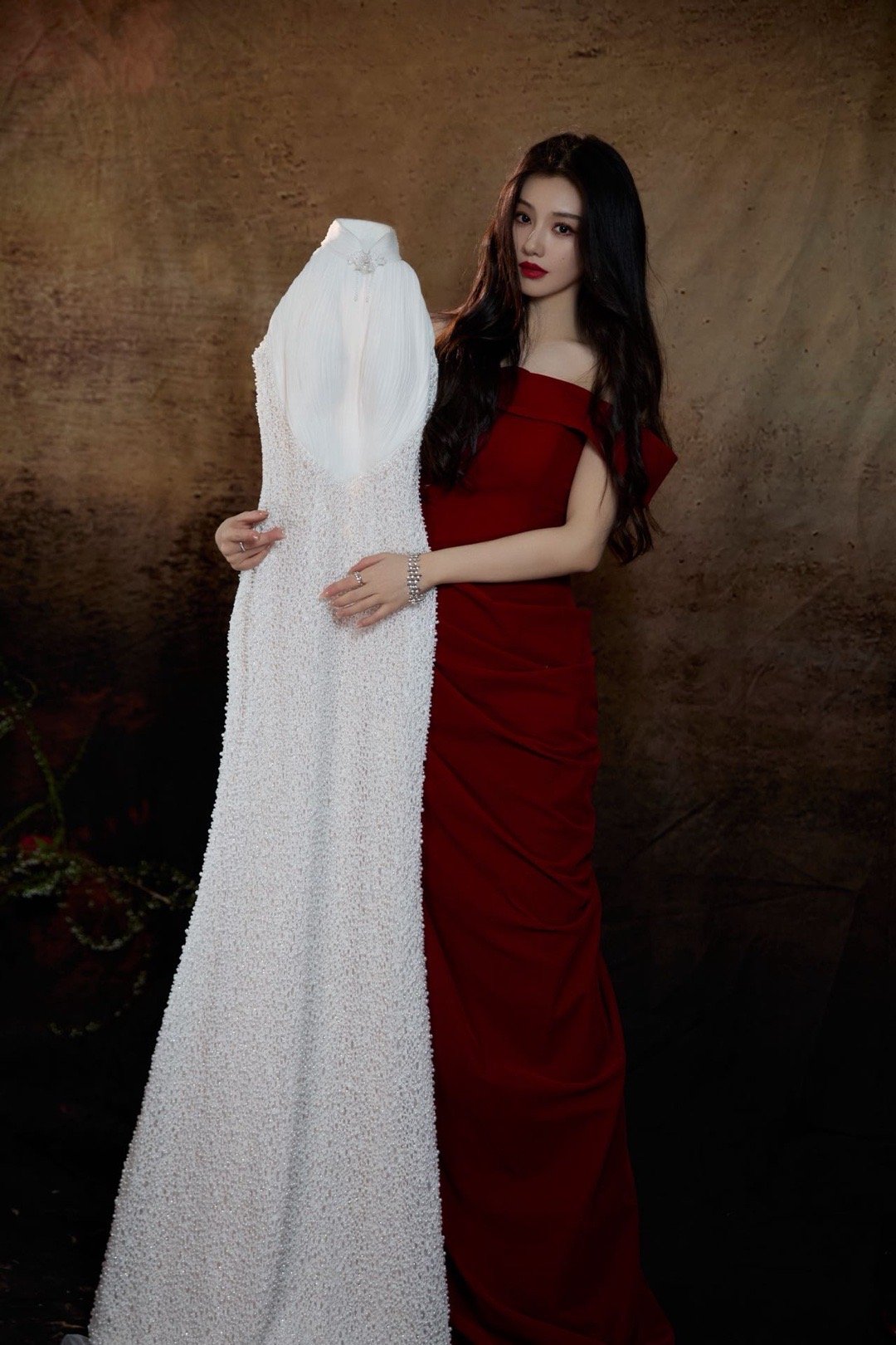 你是王鹤润那她是谁CMG第四届中国电视剧年度盛典这身红毯造型真是明媚大气啊！复