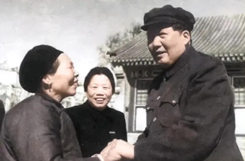 1954年，新中国处于百废待兴、蓬勃建设时期。这一年，伟人亲切接见抗美援朝英雄