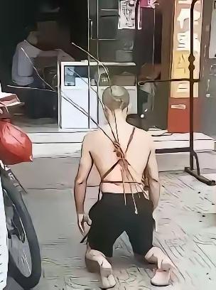 三伏天跪满一个月，也捂不热父母冰冷的心苦肉计终究骗不了被伤透的人，荆州这名