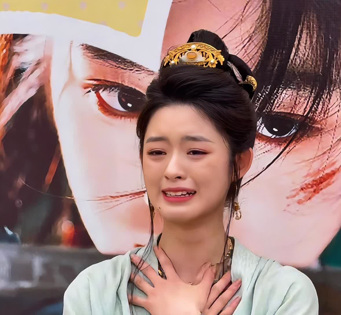 果然父母更懂父母！我问爸爸：“黄杨钿甜如今这样，她爸妈会怪她吗？”爸爸扶
